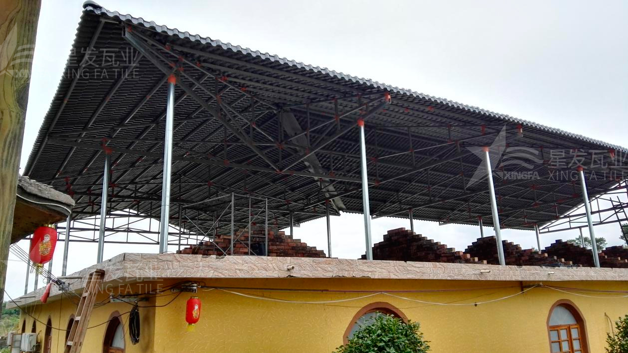 “鋼結(jié)構(gòu)+合成樹脂瓦”屋面建筑體系已被普遍應(yīng)用，促進行業(yè)發(fā)展