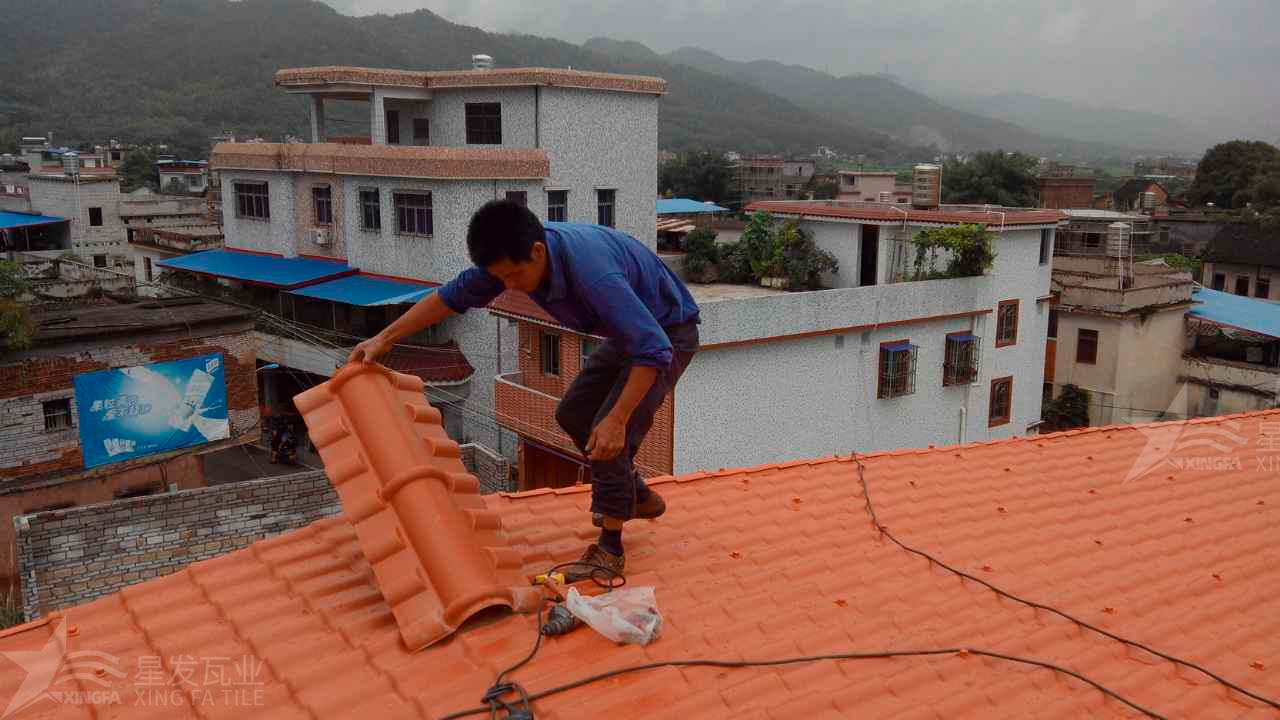 合成樹脂瓦與鐵皮瓦在性能和優(yōu)點上的區(qū)別和差異？