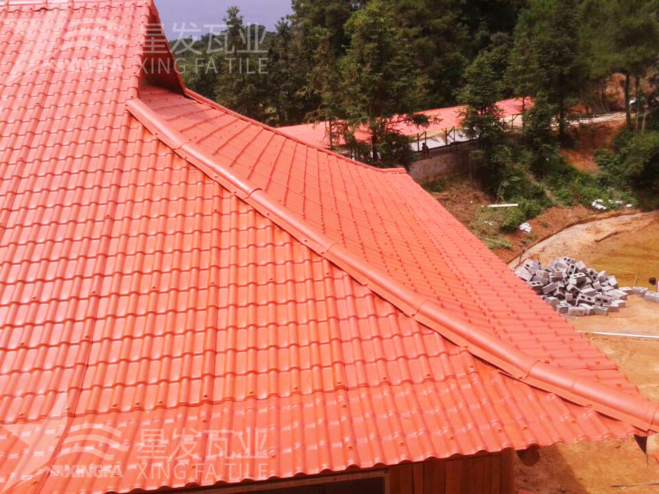 潮濕天氣不是問(wèn)題！樹(shù)脂瓦輕松應(yīng)對(duì)挑戰(zhàn)！